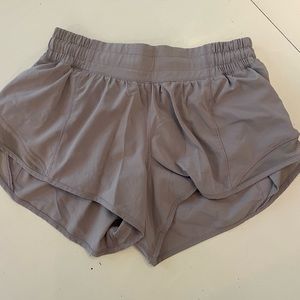 BRAND NEW Lulu Hottie Hot shorts